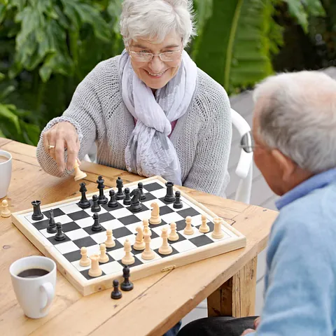 Personas jugando al ajedrez